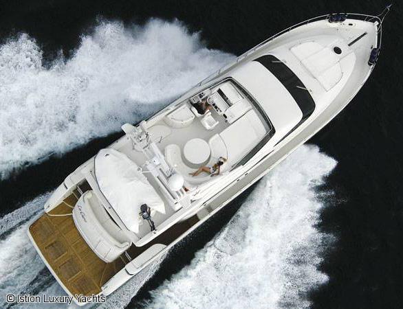 croisiere-luxe-yachts-moteur-dominator-680-vue-ciel